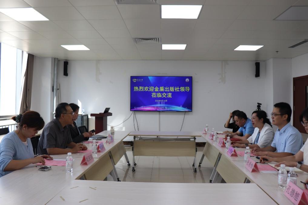 会议室里的人们AI 生成的内容可能不正确。